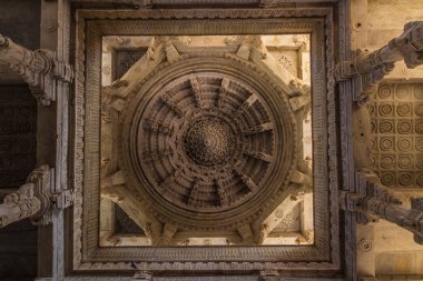 08 Kasım 2014: Ranakpur, Hindistan Jain Tapınağı içinde duvarlarının ayrıntılı oymalar
