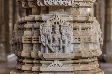 08 Kasım 2014: Ranakpur, Hindistan Jain Tapınağı içinde duvarlarının ayrıntılı oymalar