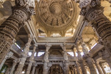 08 Kasım 2014: Ranakpur Jain Tapınağı tavan ayrıntılarını