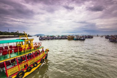 15 Kasım 2014: Grup tur tekneleri kıyılarında Mumbai, Hindistan