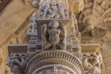 08 Kasım 2014: Sanat ayrıntı oyma duvarların Ranakpur Jain Tapınağı nın