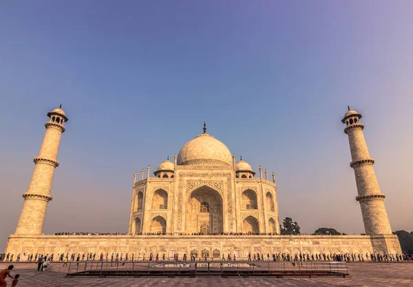 02 de novembro de 2014: Vista lateral do Taj Mahal em Agra, Índia — Fotografia de Stock
