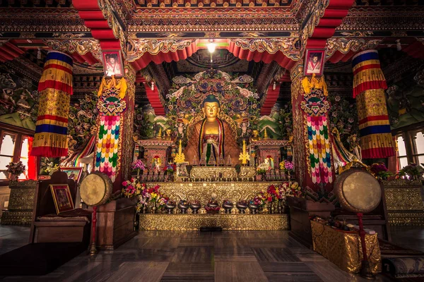 30 de outubro de 2014: Dentro de um templo budista em Bodhgaya, Índia — Fotografia de Stock