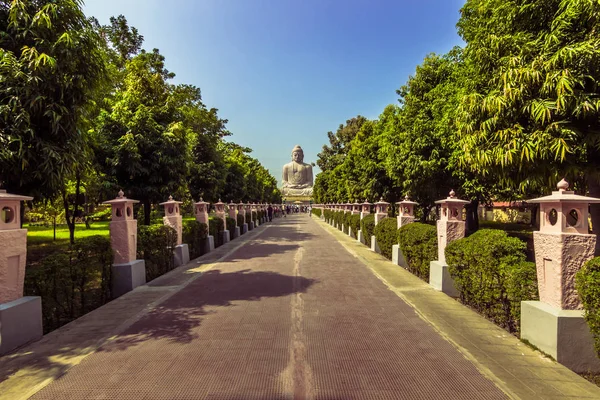 30 Ekim 2014: Yol büyük Buda heykeli Bodhgaya, Hindistan — Stok fotoğraf