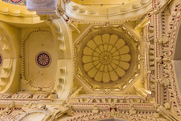 13 de noviembre de 2014: Techo del palacio Thirumalai Nayakkar Mahal en Madurai, India — Foto de Stock