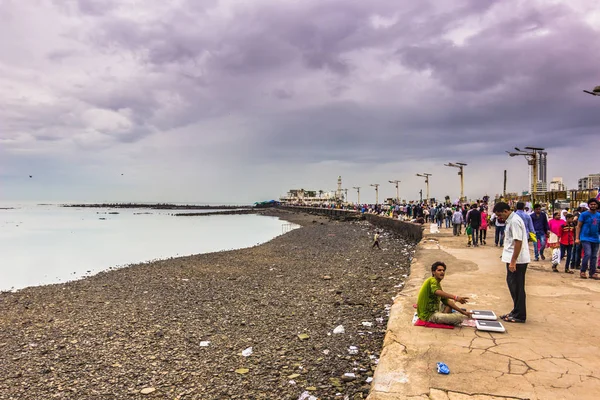 15 de noviembre de 2014: Gente en la costa de Mumbai, India —  Fotos de Stock