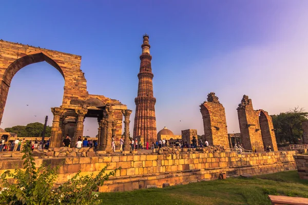 27 de outubro de 2014: Ruínas do Qutb Minar em Nova Deli, Índia — Fotografia de Stock