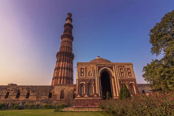 27 de outubro de 2014: Ruínas do Qutb Minar em Nova Deli, Índia — Fotografia de Stock