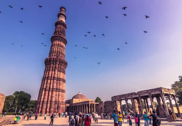 27 ottobre 2014: Rovine del Qutb Minar a Nuova Delhi, India — Foto Stock