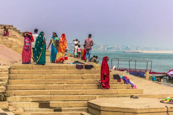 31 Ekim 2014: İnsanlar Varanasi ghats tarafından renkli elbiseler — Stok fotoğraf