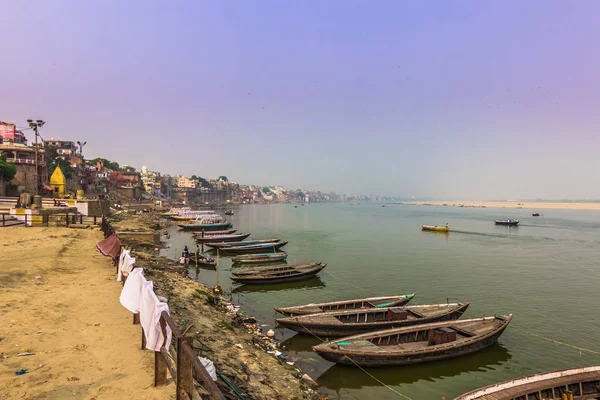 31 октября 2014 г.: Лодки у берегов реки Ганга в Варанаси — стоковое фото