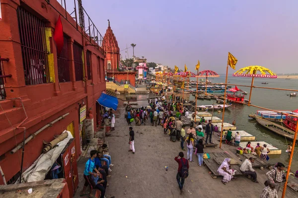 31 Ekim 2014: Varanasi, Hindistan Ghats kişilerce — Stok fotoğraf
