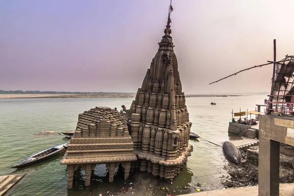 31 октября 2014 года: Согнутый храм на побережье Варанаси, Индия — стоковое фото