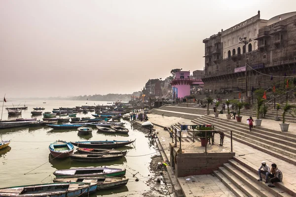 31 de outubro de 2014: Barcos na costa do rio Ganga em Varan — Fotografia de Stock