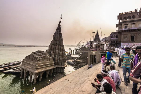 Ekim 31, 2014: Varanasi, Hindistan sahilinde bir bükülmüş Tapınak — Stok fotoğraf