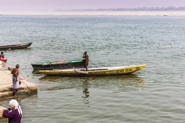 31 de octubre de 2014: Barcos de pesca en la costa de Varanasi, India —  Fotos de Stock