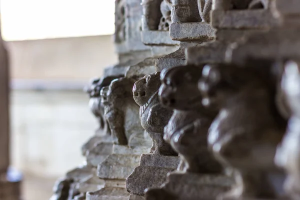 08 ноября 2014 г.: Детальная резьба по стенам храма Джайн в Ранакпуре, Индия — стоковое фото