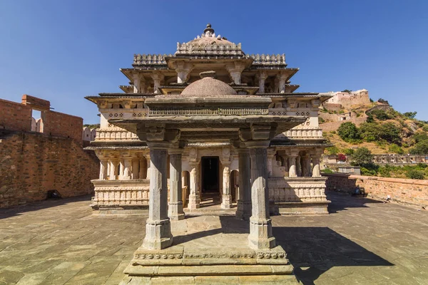 08 de novembro de 2014: Entrada para um templo hindu em Kumbhalgarh Fort — Fotografia de Stock