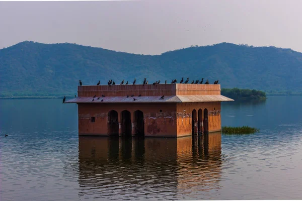 Noviembre 04, 2014: Edificio en el palacio del lago en Jaipur, India — Foto de Stock