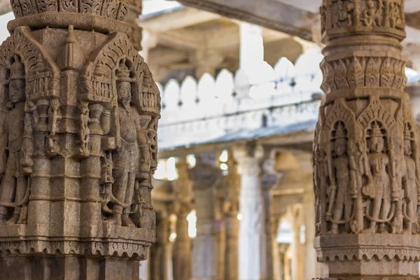 08 de novembro de 2014: Detalhe da arte das paredes esculpidas do templo de Jain em Ranakpur — Fotografia de Stock