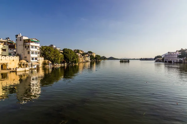 07 de novembro de 2014: Panorama do lago Pichola em Udaipur, Índia — Fotografia de Stock