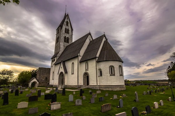 Gothem, Gotland - 16 de maio de 2015: Igreja de Gothem em Gotland, Suécia — Fotografia de Stock