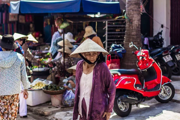 02 Ekim 2014 - tüccar Hoi An, Vietnam