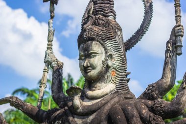 26 Eylül 2014: Budist taş heykellerin Buda Park, Laos