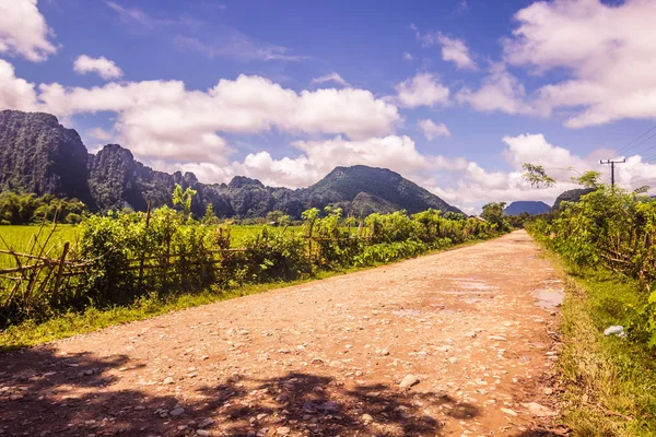 23 Eylül 2014: Vang Vieng, Laos Blue Lagoon yol