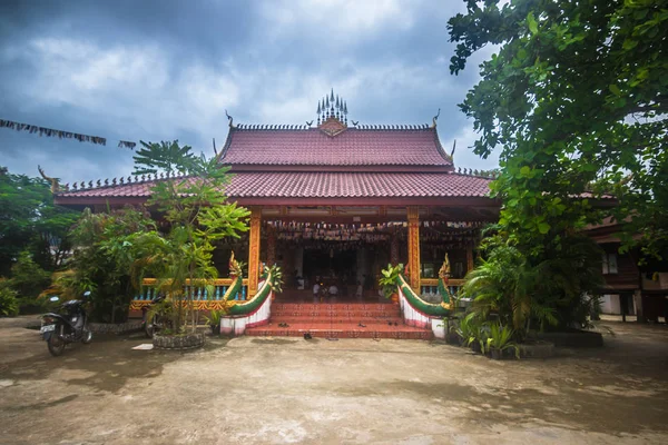 Września 23, 2014: Buddyjskiej świątyni w mieście Vang Vieng, Laos — Zdjęcie stockowe