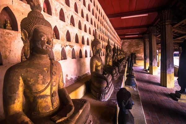 2014 年 9 月 25 日︰ 佛像在万象，老挝四色菊寺 — 图库照片