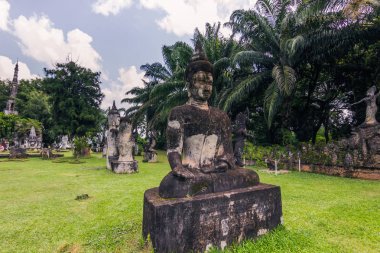 26 Eylül 2014: Budist taş heykellerin Buda Park, Laos
