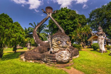 26 Eylül 2014: Budist taş heykellerin Buda Park, Laos