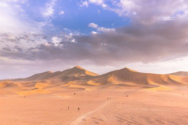 Dunhuang, Çin - 05 Ağustos 2014: Dunes Dunhuang, Çin'deki Gobi Çölü