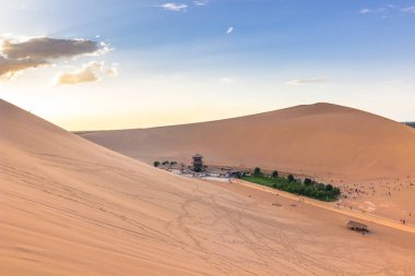 Dunhuang, Çin - 06 Ağustos 2014: Hilal Gölü Oasis Dunhuang, Çin