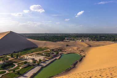 Dunhuang, Çin - 06 Ağustos 2014: Hilal Gölü Oasis Dunhuang, Çin
