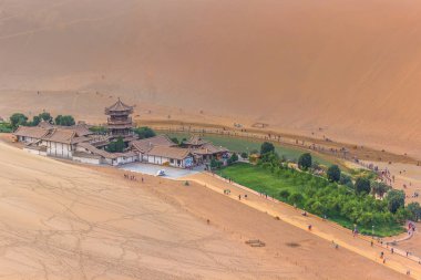 Dunhuang, Çin - 06 Ağustos 2014: Hilal Gölü Oasis Dunhuang, Çin