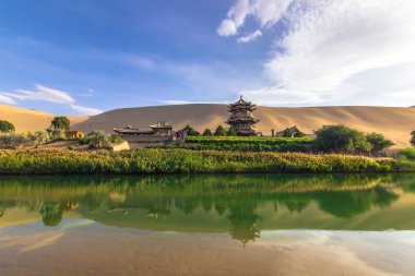 Dunhuang, Çin - 06 Ağustos 2014: Hilal Gölü Oasis Dunhuang, Çin