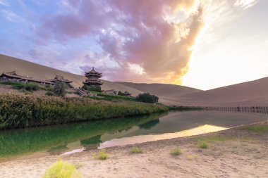 Dunhuang, Çin - 06 Ağustos 2014: Hilal Gölü Oasis Dunhuang, Çin