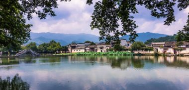 Hongcun, Çin - 28 Temmuz 2014: Göl Hongcun Köyü