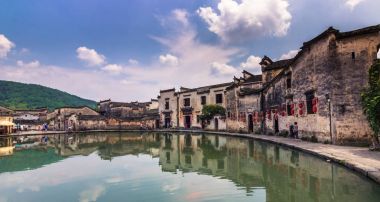 Hongcun, Çin - 28 Temmuz 2014: Hongcun eski kasaba gölde