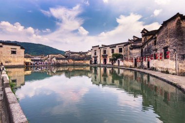 Hongcun, Çin - 28 Temmuz 2014: Hongcun eski kasaba gölde