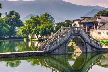 Hongcun, Çin - 28 Temmuz 2014: Hongcun köprü Köyü