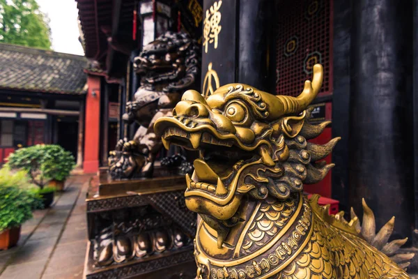 Chengdu, China - 08 de agosto de 2014: Estatua del dragón en el Parque de la Pagoda de Hierro en Chengdu, China —  Fotos de Stock