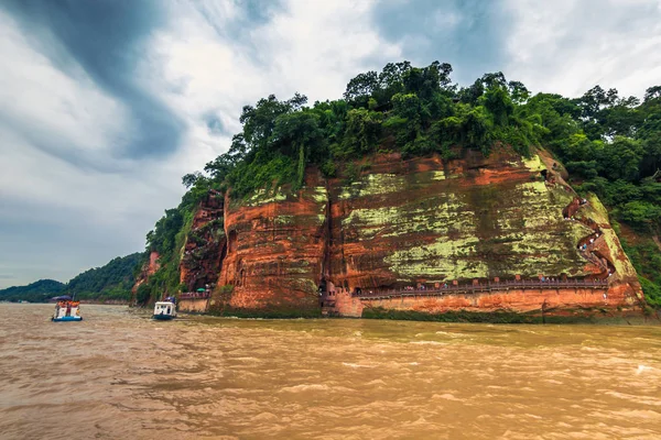 Leshan, 중국-2014 년 8 월 9 일: Leshan, 중국에 Leshan 부처님 공원 주변 풍경 — 스톡 사진