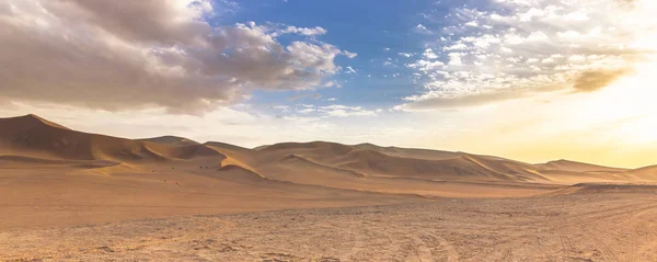 Dunhuang, China - August 05, 2014: Dunes of the Gobi desert in Dunhuang, China — Stock Photo, Image