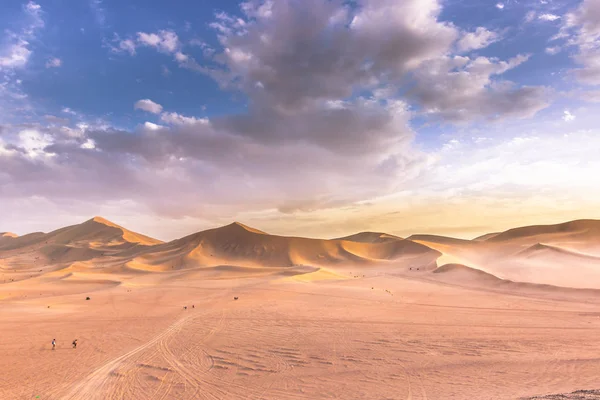 Dunhuang, China - August 05, 2014: Dunes of the Gobi desert in Dunhuang, China — Stock Photo, Image