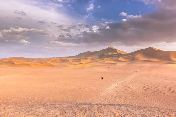 Dunhuang, China - August 05, 2014: Dunes of the Gobi desert in Dunhuang, China — Stock Photo, Image