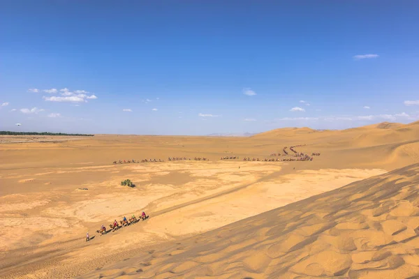 Dunhuang, China - August 06, 2014: Dunes of the Gobi desert in Dunhuang, China — Stock Photo, Image