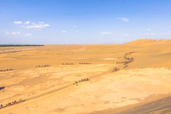 Dunhuang, China - 06 de agosto de 2014: Dunas del desierto de Gobi en Dunhuang, China — Foto de Stock